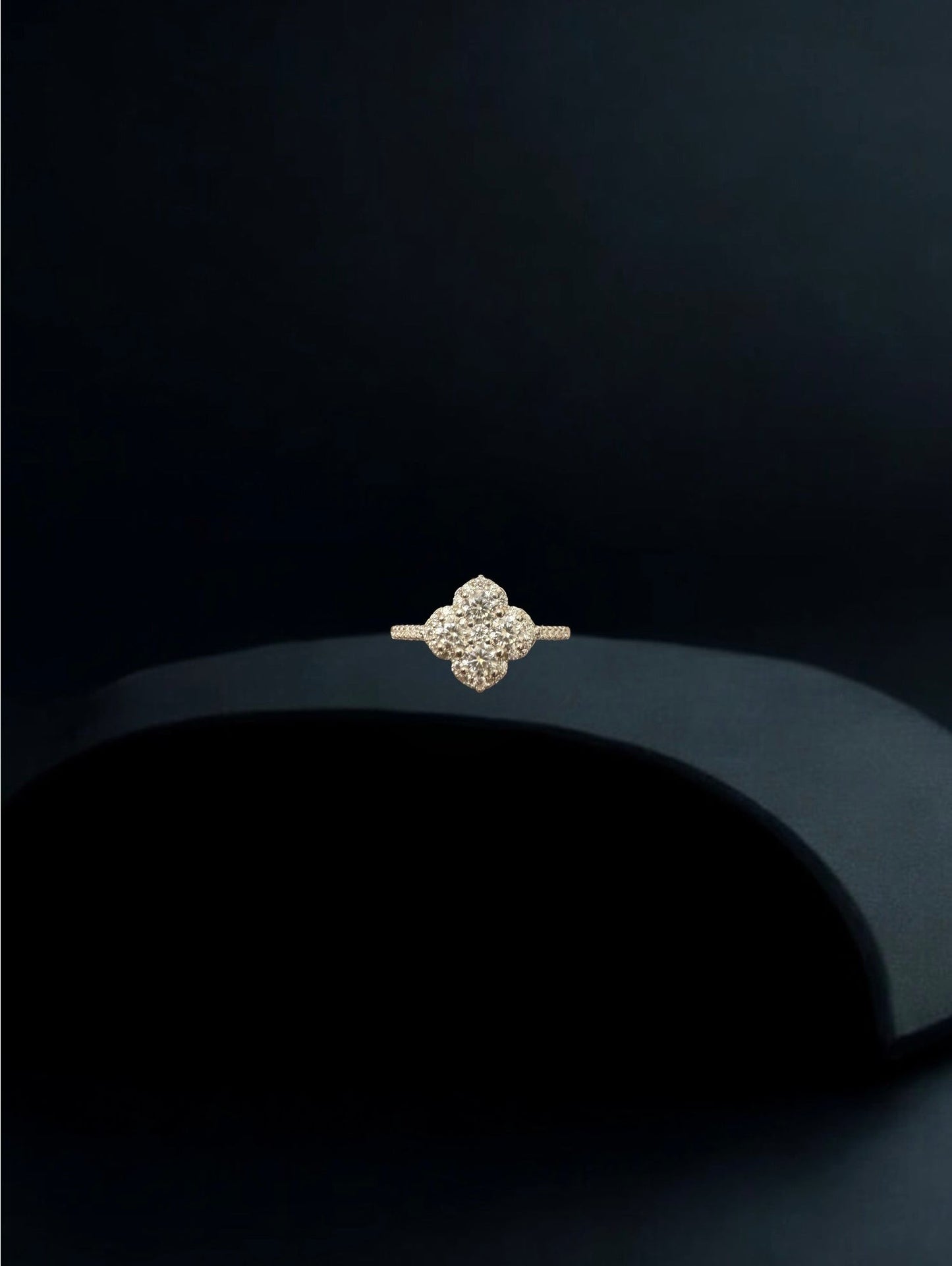 Moissanite Clover ring
925, 18k gold plated
with moissanite lab grown Diamond chips