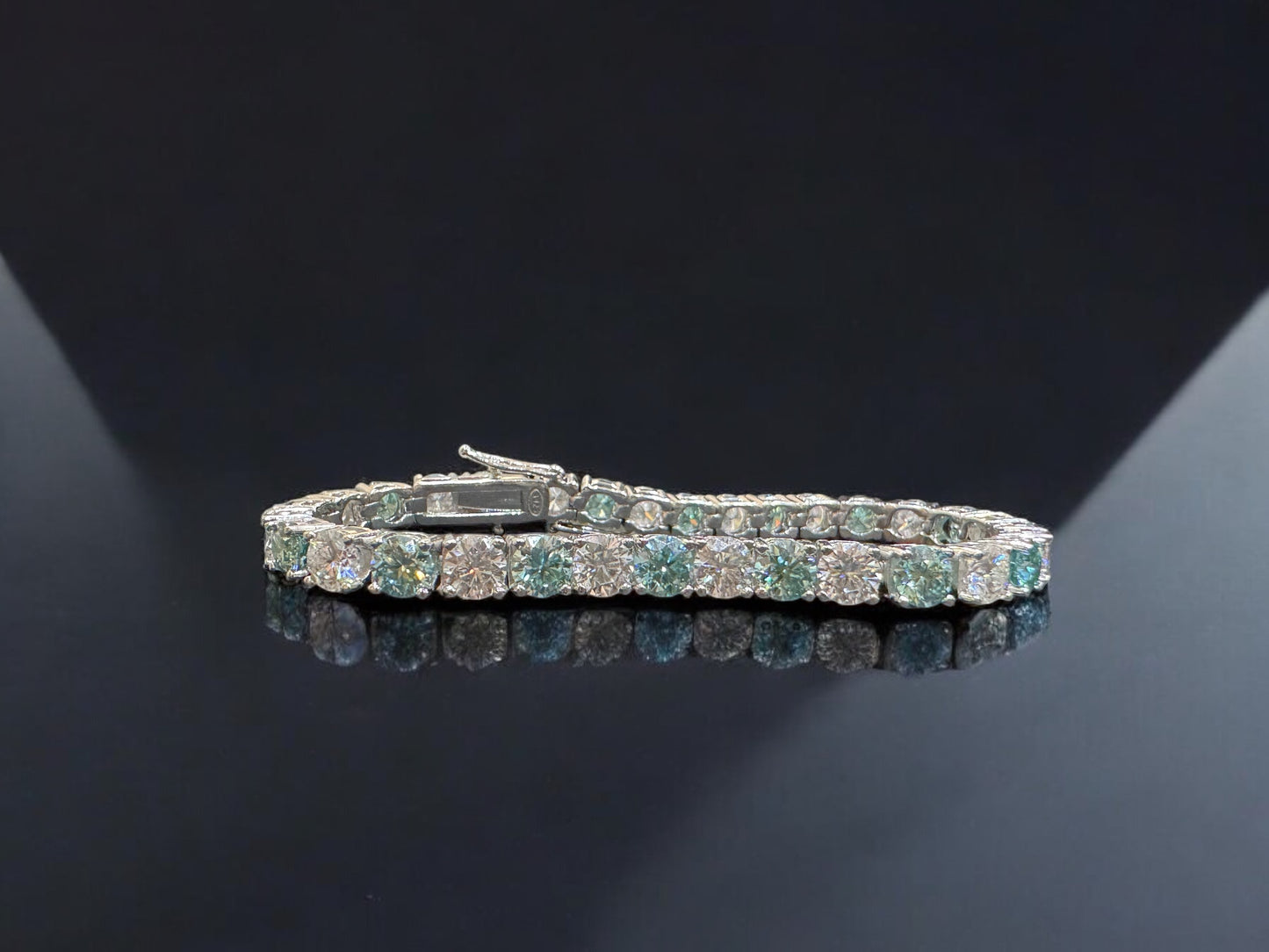 0.50 carat tennis bracelet 5mm
Lab grown moissanite diamonds
925, 18k white gold